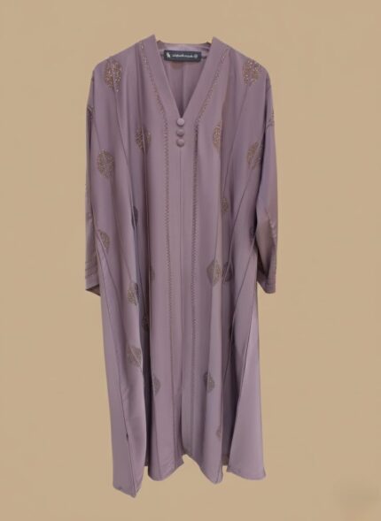 Beige woman abaya in crepe, open-front kimono sweater style, side pockets and belt shown on model in daylight studio setting