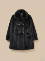 Elegant Burgundy Wool Coat with Fur Collar and White Brooch Detail - Image 2