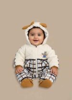 Half white stitched winter baby romper for 12-18 months by Gelani's. Cozy polyester fleece baby romper Pakistan for winter season. Close-up of durable stitching on a half white infant romper. Soft thermal winter baby romper in Pakistan for toddlers. Unisex white fleece romper for 12 to 18 month old babies.